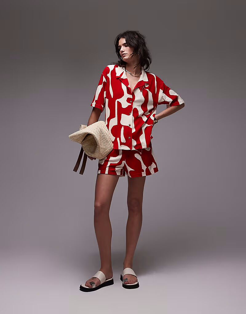 

Короткие шорты с абстрактным принтом красного цвета Topshop