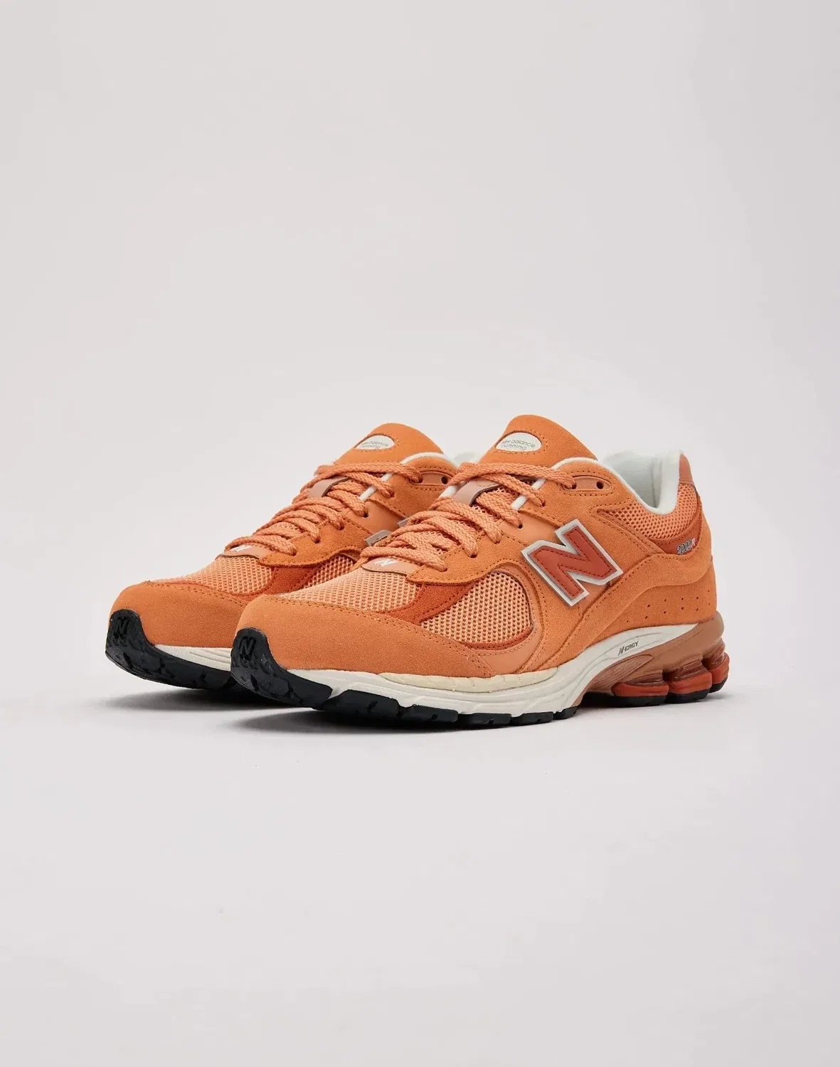Мужские кроссовки New Balance 2002R M2002RFJ оранжевого цвета, модель DWA3414 — фото 2