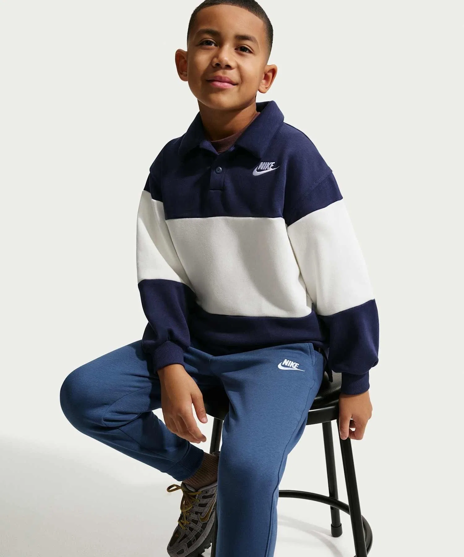 Детские флисовые спортивные брюки Nike Sportswear Club / Детские флисовые спортивные брюки Nike Sportswear Club FD3008-461, цвет «Мистический синий» — фото 4