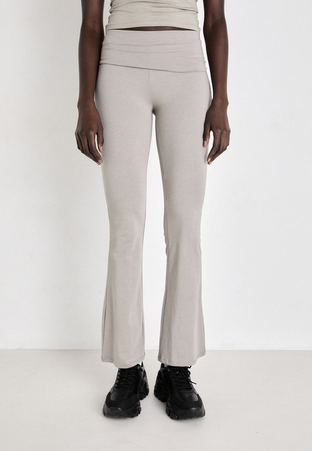 

Брюки SOFT TOUCH FOLDED TROUSERS Gina Tricot, серый