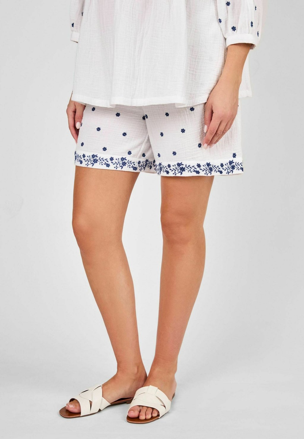 

Шорты MATERNITY FIT - EMBROIDERED JoJo Maman Bébé, белый