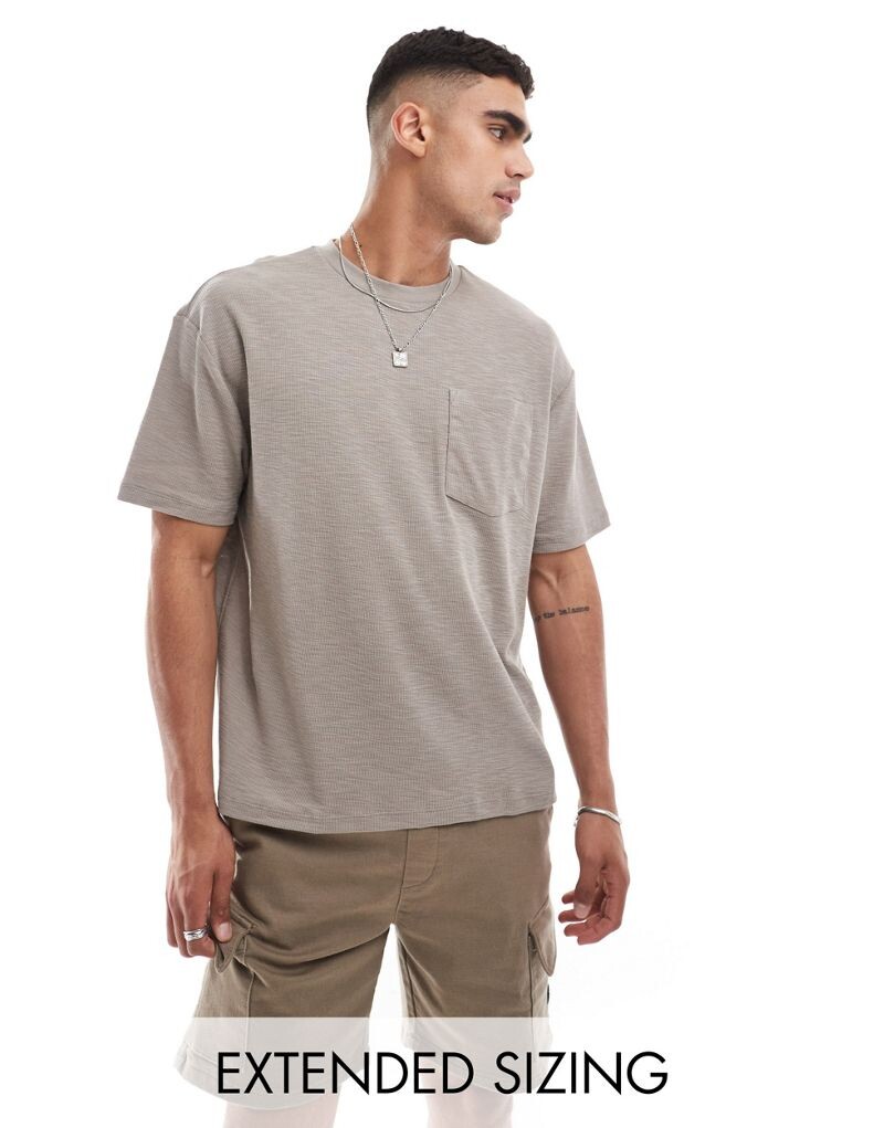 

Коричневая льняная футболка свободного кроя с карманом ASOS DESIGN