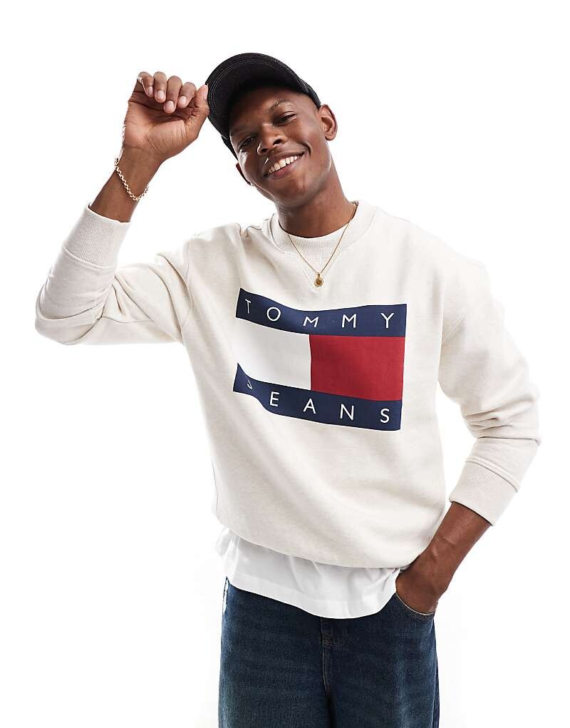 

Tommy Jeans – толстовка с большой нашивкой-логотипом в виде белого флага