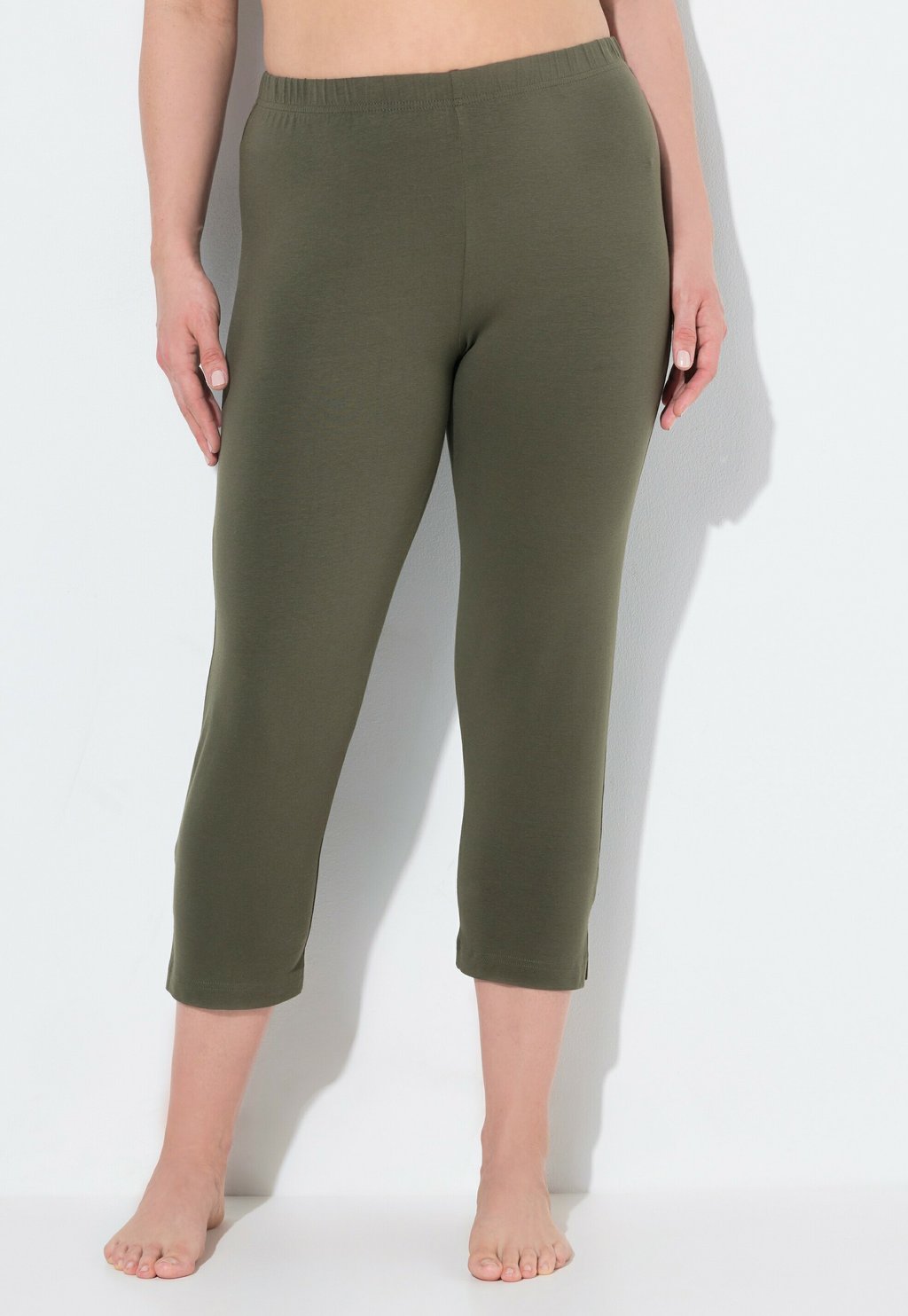 

Пижамные штаны CAPRI KLASSISCHE 7/8 IN UNI SLIM FIT Ulla Popken, оливковый