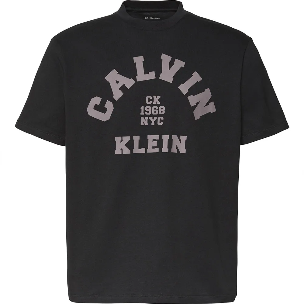 

Футболка с коротким рукавом Calvin Klein Jeans 20S с графическим принтом в стиле колледжа, черный
