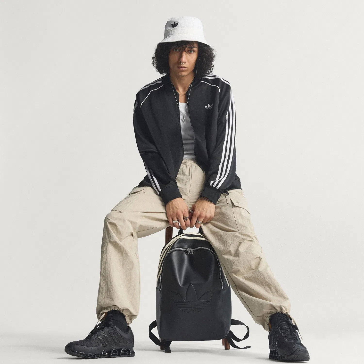Мужская чёрно-белая олимпийка SST Adicolor Classic свободного кроя от Adidas — фото 3