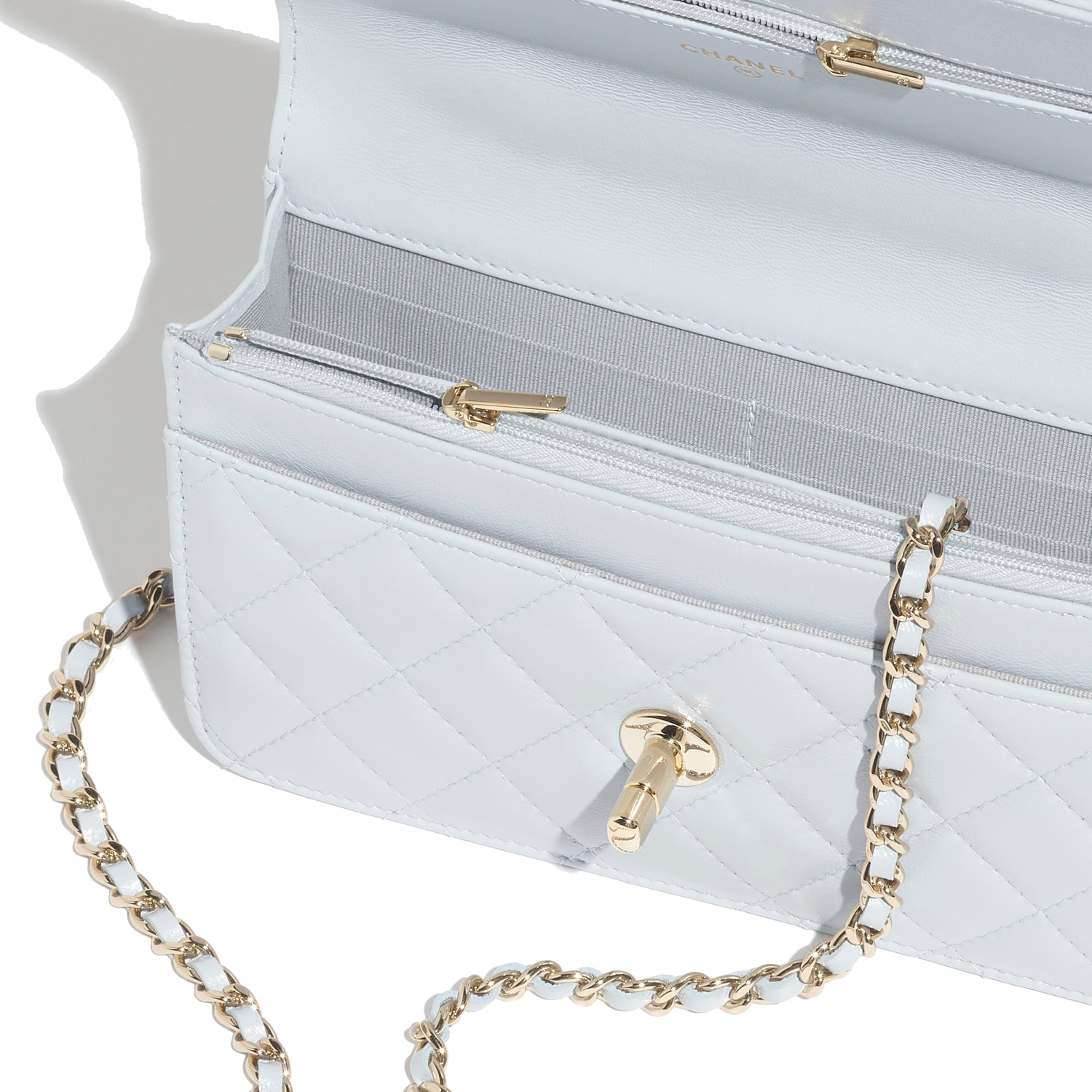 CHANEL Яркая жемчужная кожаная сумка через плечо — фото 4