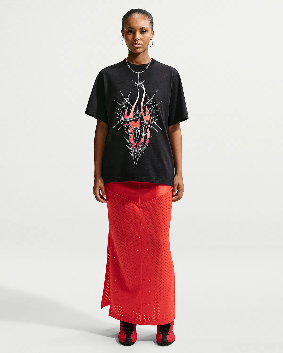 Женская футболка Nike Sportswear, Black/Hot Lava — фото 4