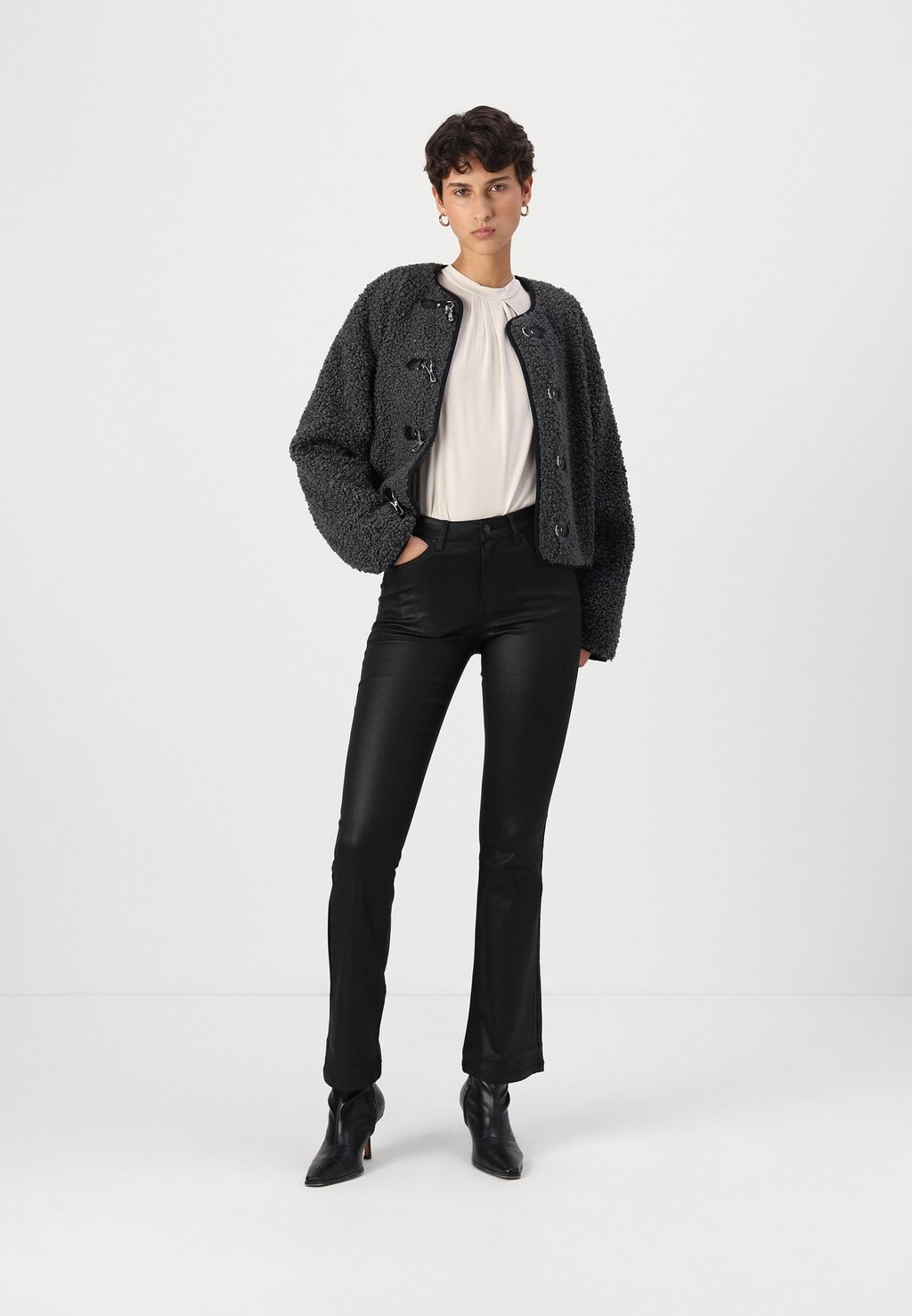 

Зимняя куртка VMMAISEY DUFFLE SHORT JACKET Aware, серый
