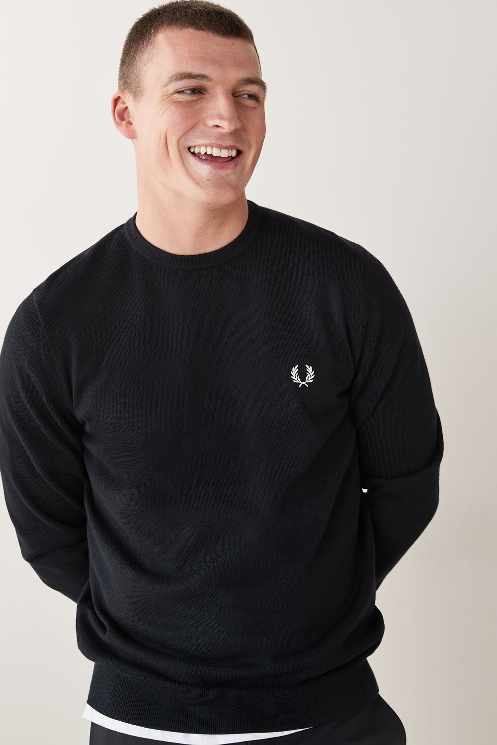 

Классический свитер с круглым вырезом Fred Perry, черный