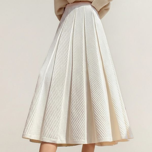 

Женская плиссированная миди-юбка с фактурным диагональным рубчиком, структурированными вставками и мягким силуэтом а-силуэта Anna-Kaci, White