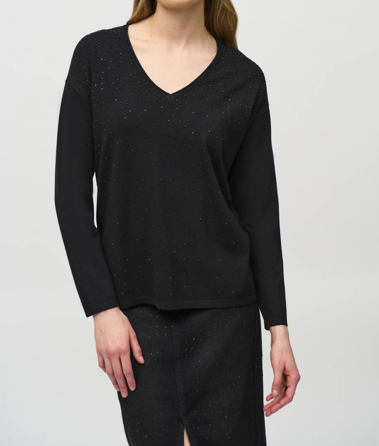 

Черный свитер с V-образным вырезом и декором Joseph Ribkoff