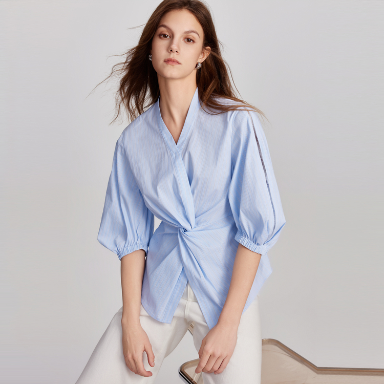 

ELLE Рубашка женская светлая голубая V-образный вырез