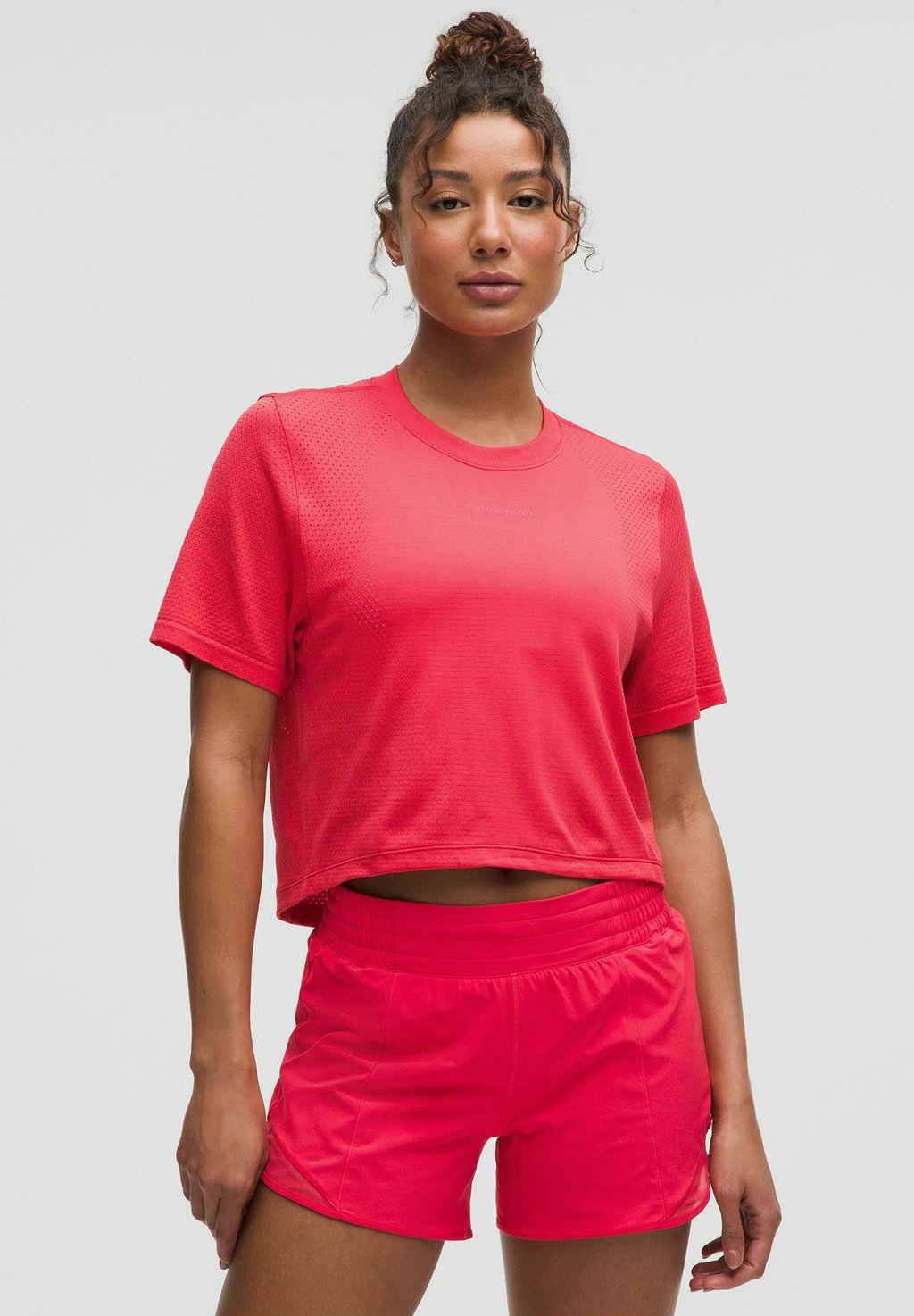 

Спортивная футболка Swiftly High-Low Cropped Short Sleeve lululemon, красный