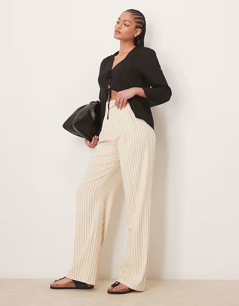 

ASOS DESIGN Высокие брюки широкого кроя со складками в полоску цвета пахты