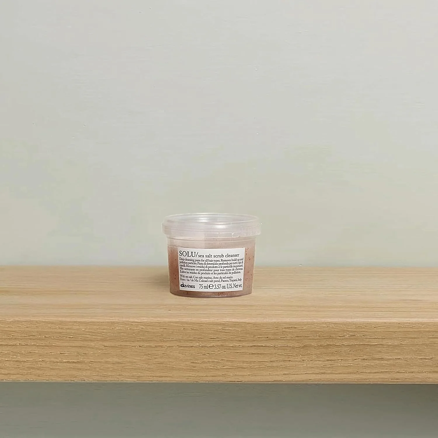 Davines SOLU Sea Salt Scrub Cleanser, мягко удаляет остатки и загрязнения с кожи головы для нормальных и уложенных волос - легкие, мягкие волосы дольше остаются чистыми, дорожный размер, 75 мл 106 мл (1 шт.) — фото 2