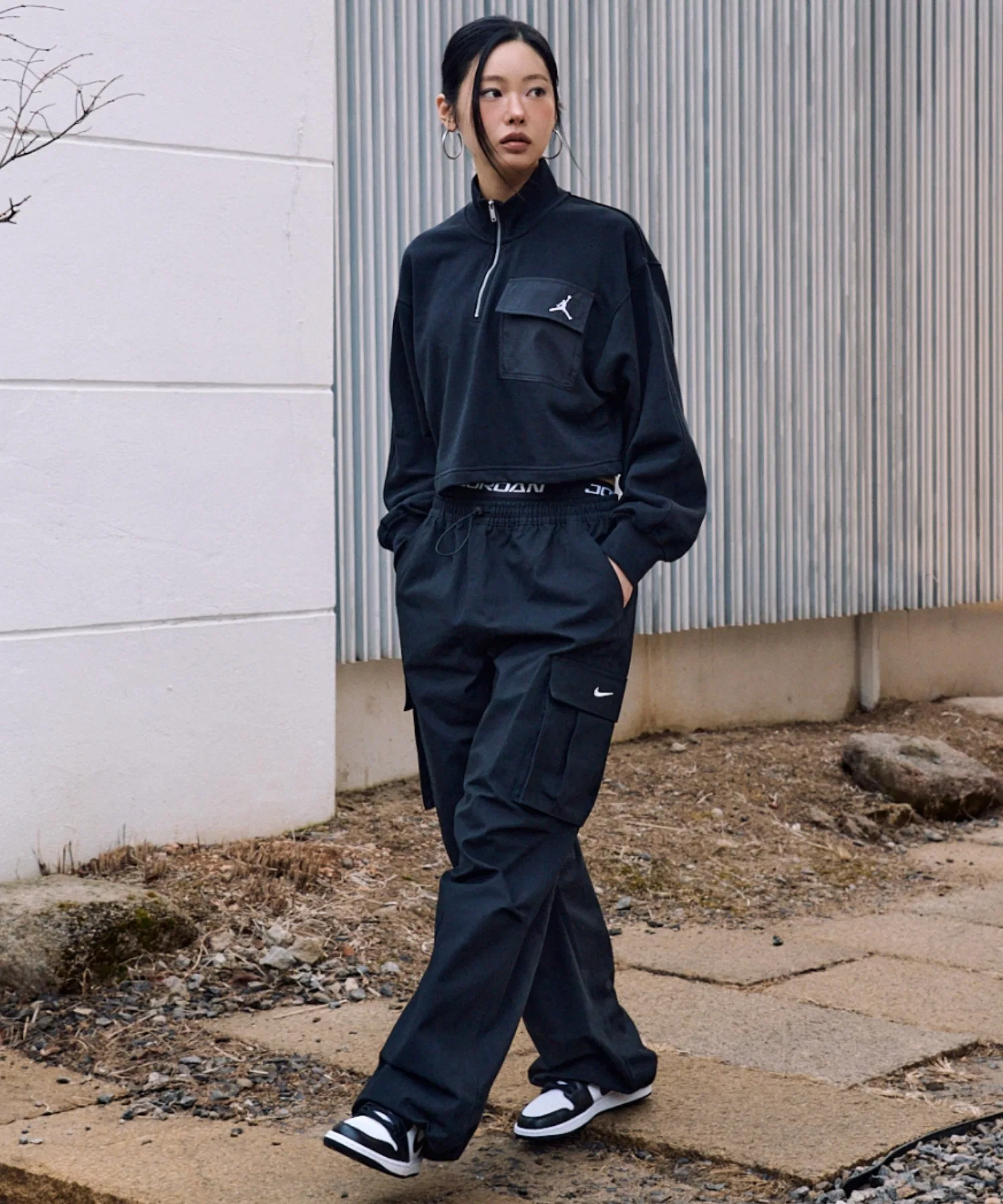Женские брюки-карго Nike Sportswear средней посадки, свободного кроя, из тканого материала, модель HV1967-010, черные. — фото 3