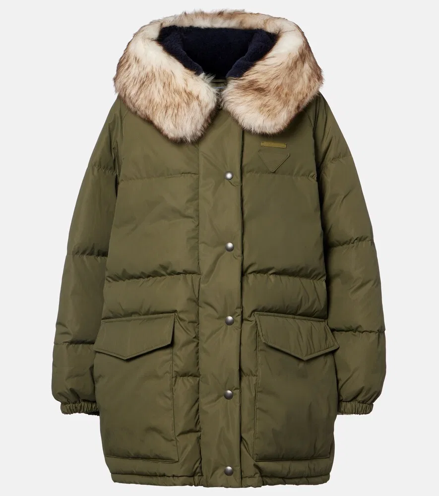 Пуховое пальто Re-Nylon с отделкой из овчины Prada, зеленый