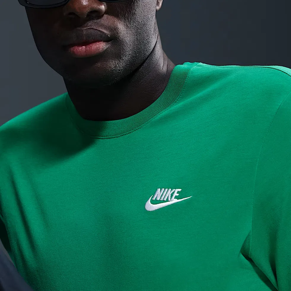 Футболка Nike Sportswear Club зеленая — фото 4