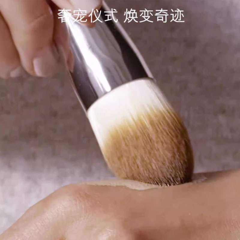 HAILANZHIMI Gilded Radiance Кисть для тональной основы Transformation, мягкая и бережная для кожи LA MER, glistening transform foundation brush — фото 3