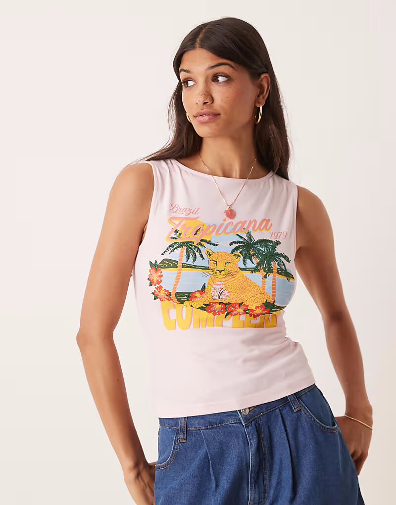 

Топ ASOS DESIGN с вырезом-лодочкой и принтом открытки в розовом цвете