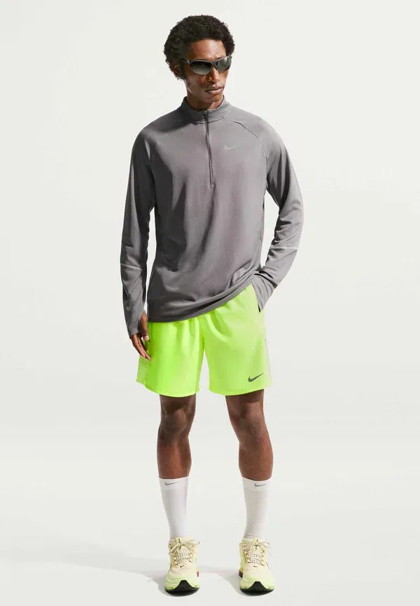 Шорты спортивные Nike Performance M nk df miler 7in 2in1 short, цвет вольт айс/барели вольт/рефлектив сильвер — фото 2