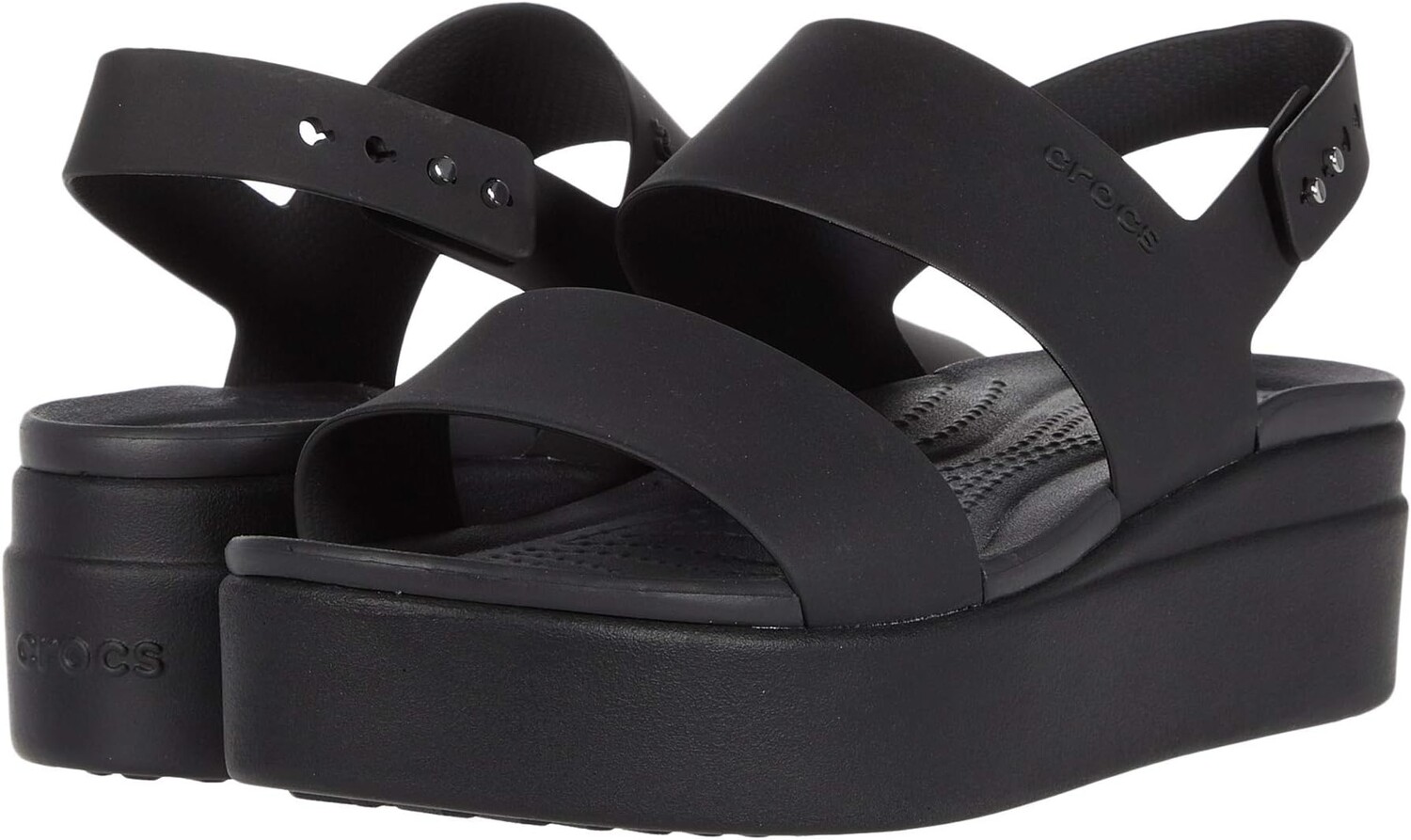 Сандалии на плоской подошве Brooklyn Low Wedge Crocs, цвет Black/Black