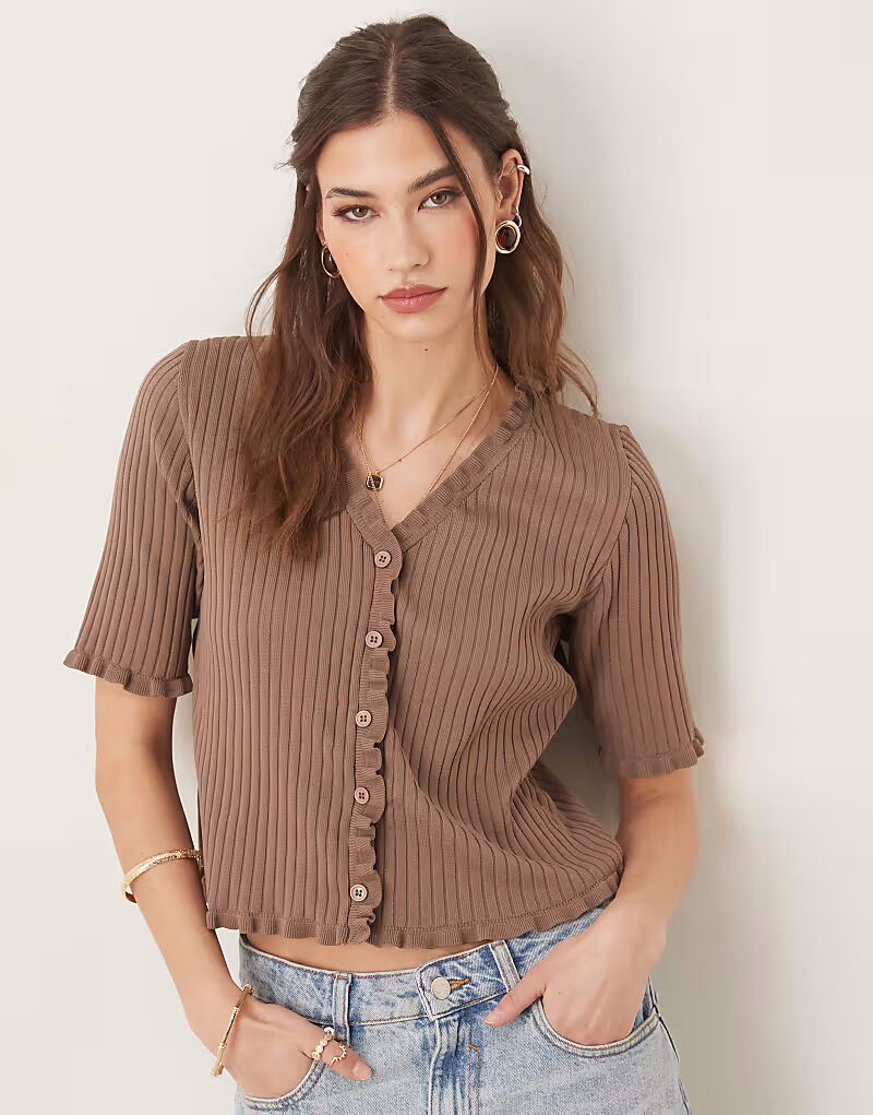 

Вязаный кардиган ASOS DESIGN с оборкой по краю цвета мокко