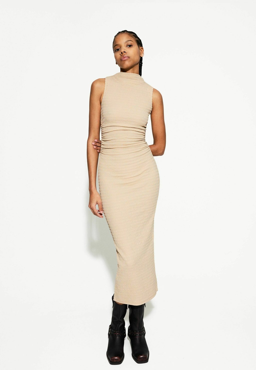 

Повседневное платье FITTED TEXTURED Bershka, песочный