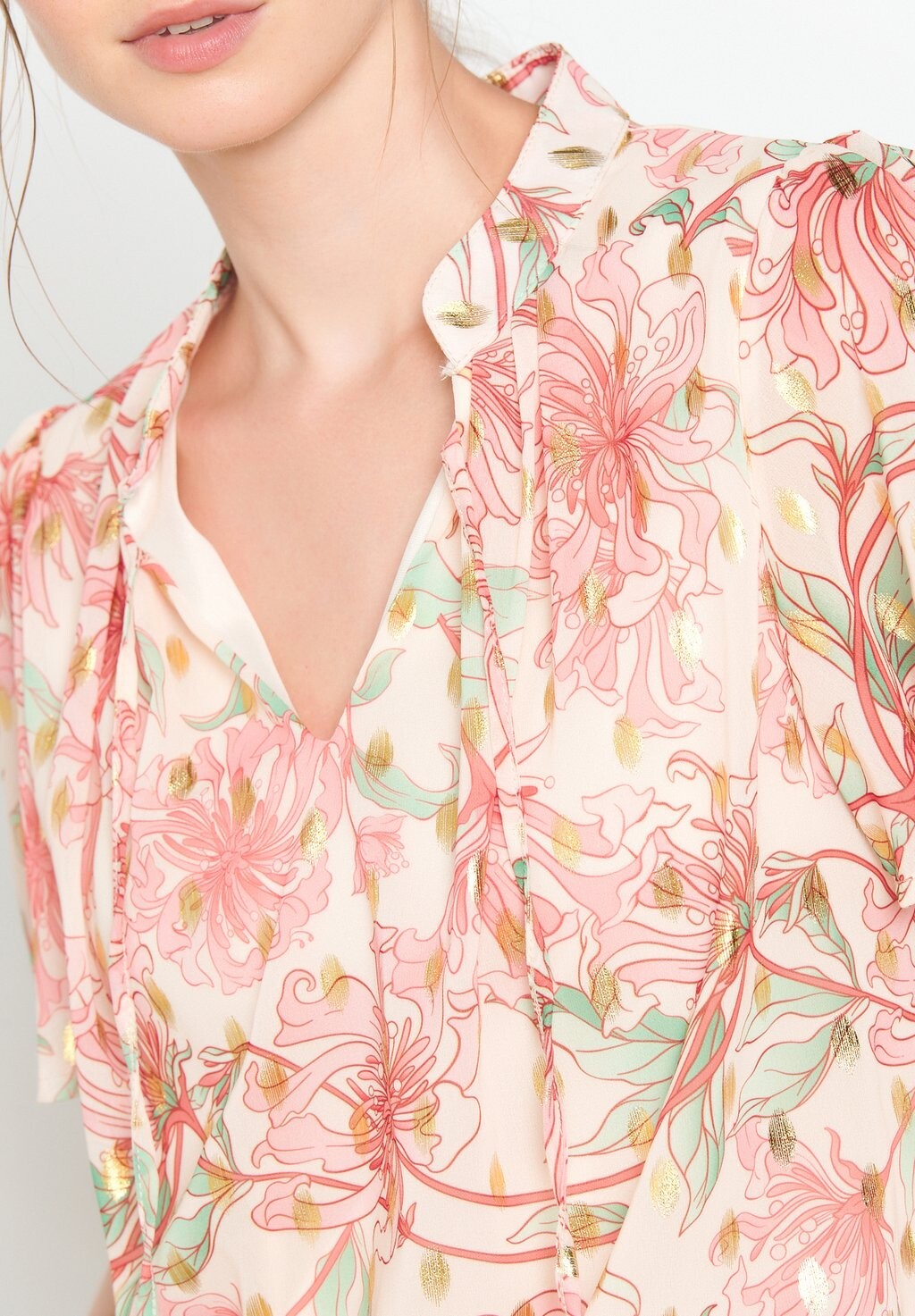 

Блуза WITH FLORAL PRINT LolaLiza, цвет Nude