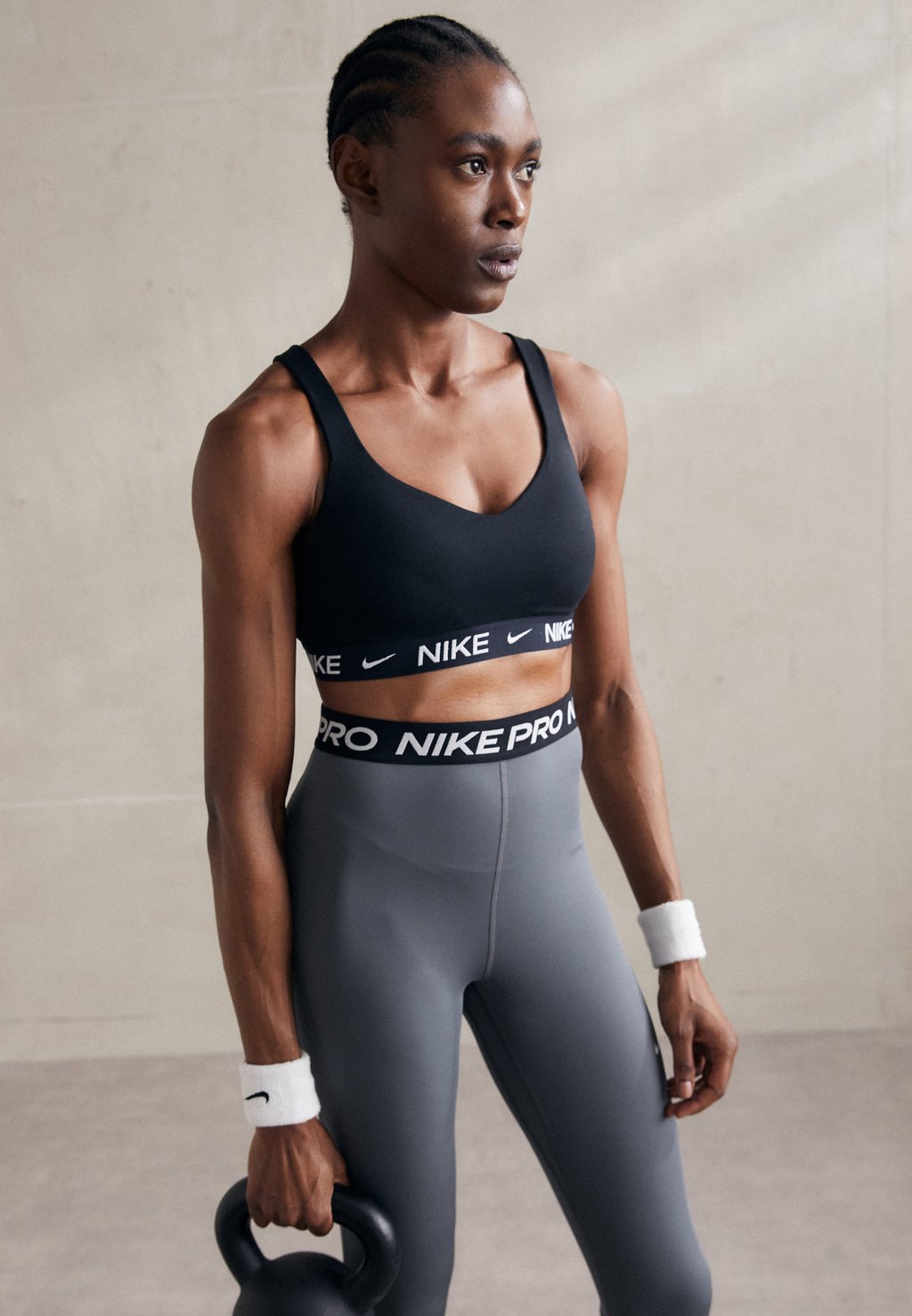 

Спортивный бюстгальтер с высокой поддержкой INDY BRA Nike Performance, черный