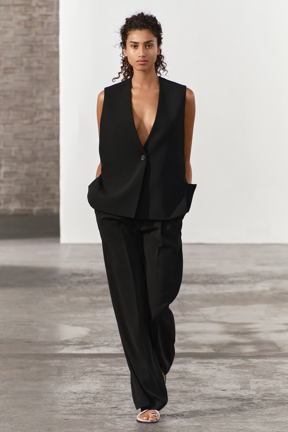 

Жилет со шланцами ZARA, черный
