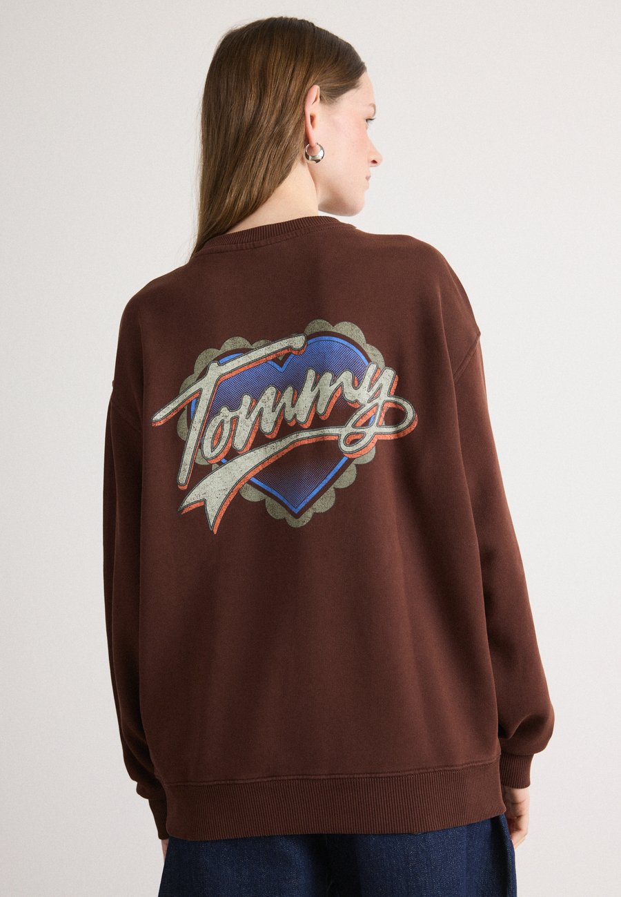 

Толстовка Tommy Jeans WASH HEART CREW, Rich Brown/Brown
