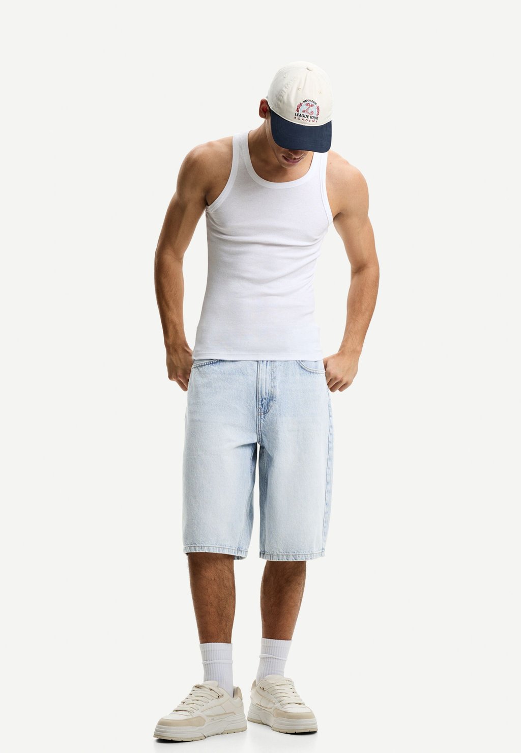 

Джинсовые шорты BAGGY-BERMUDA Bershka, светло-голубой