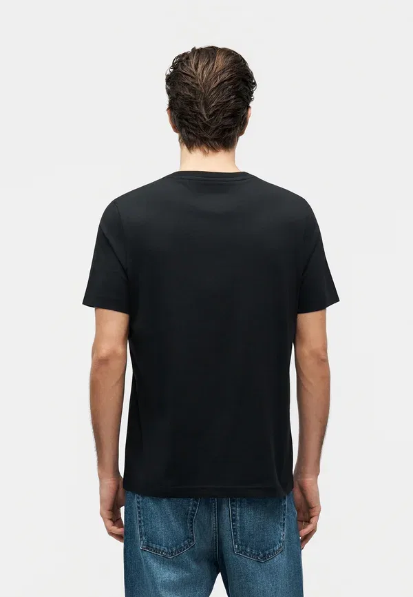 Футболка Tommy Hilfiger Love Left Chest Tee Basic T-Shirt, черный — фото 3