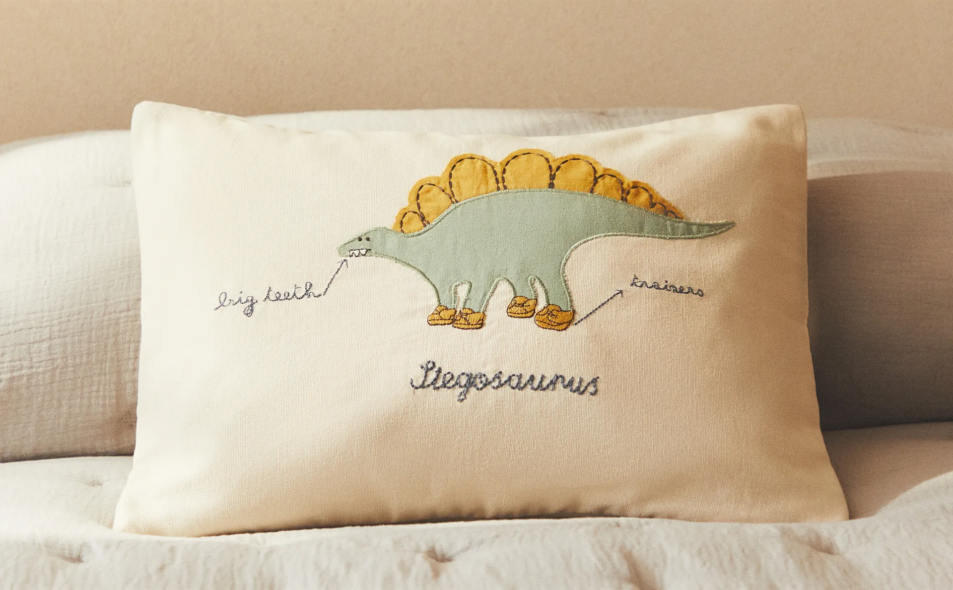 

Детский чехол на подушку с динозавром Zara Home, экрю