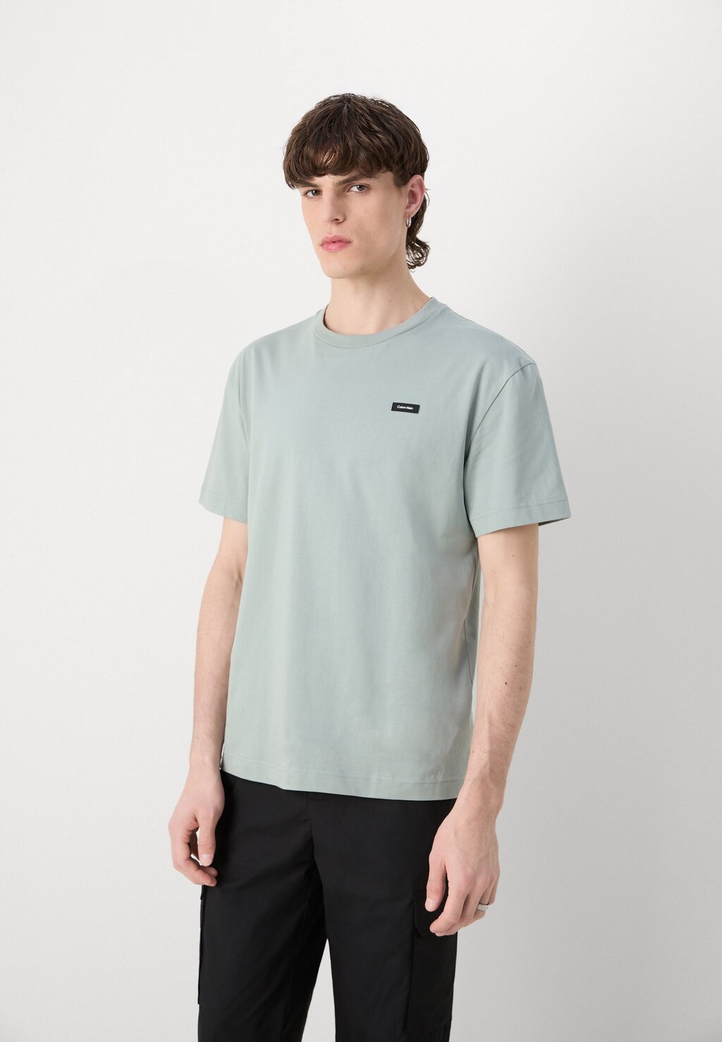 

Базовая футболка Comfort Fit Calvin Klein, шиферно-серая