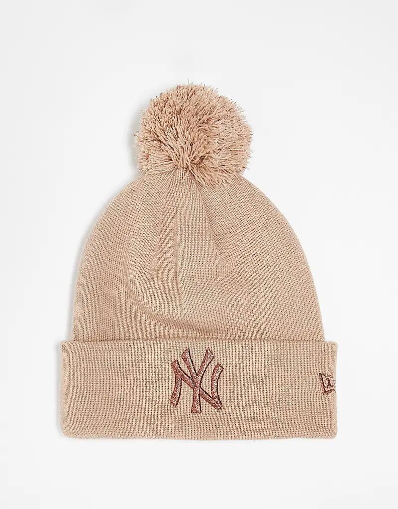 

Шапка-бини с помпоном и металлическим логотипом NY Yankees бежевого цвета New Era