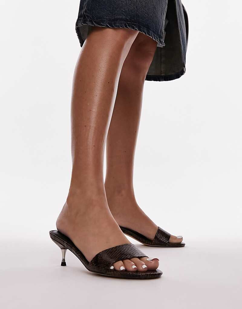 

Topshop – Izz – Мюли-мюли с закругленными заклепками до середины икры и коричневым змеиным принтом