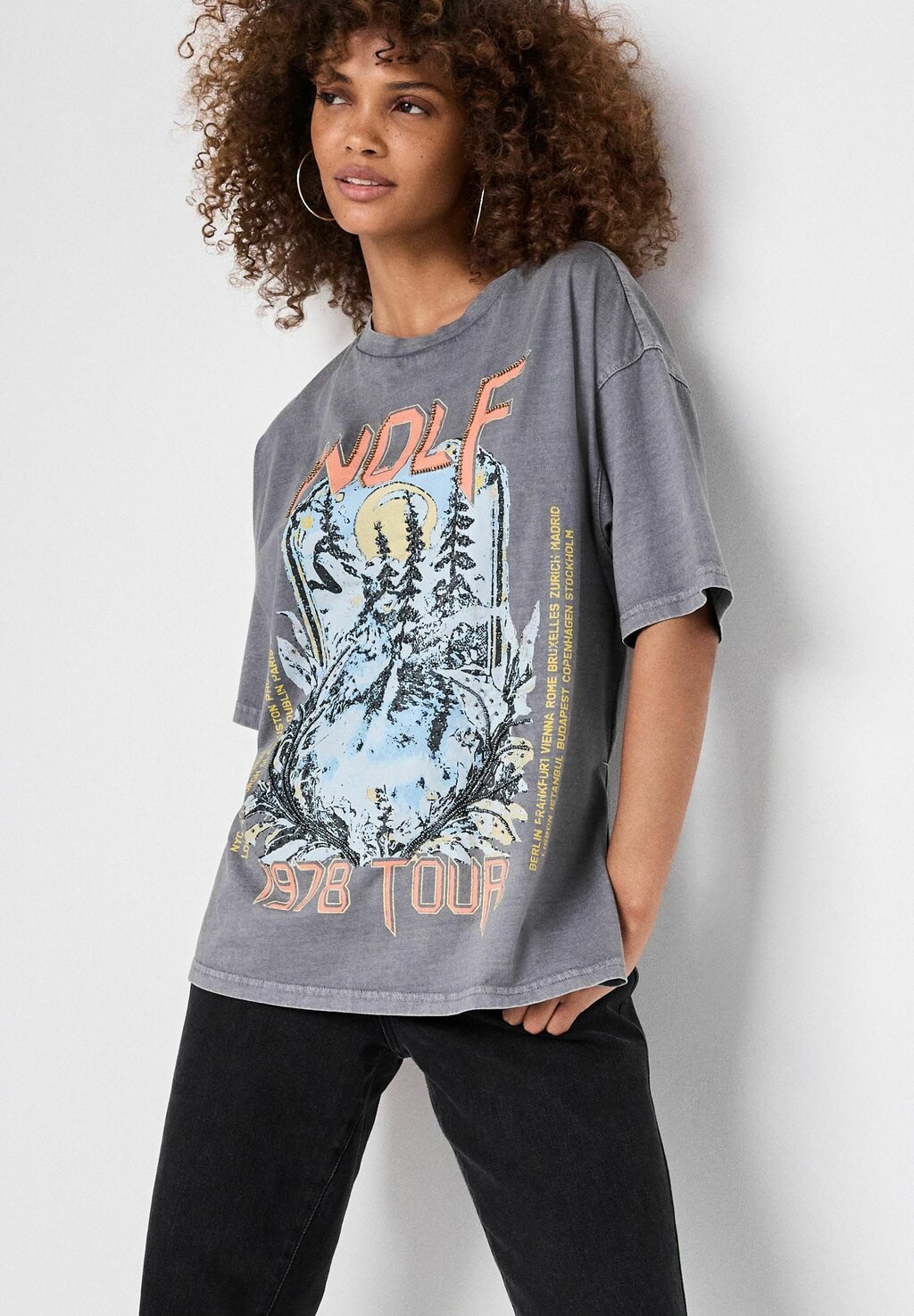 

Футболка с принтом WOLF TOUR GARMENT DYED EMBELLISHED BEADED SHORT SLEEVE Next, серый