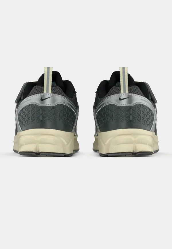 Унисекс кроссовки vomero 5 bp Nike Sportswear, Iron Grey/Chrome/Metallic Silver-Coloured/Coconut Milk — фото 4