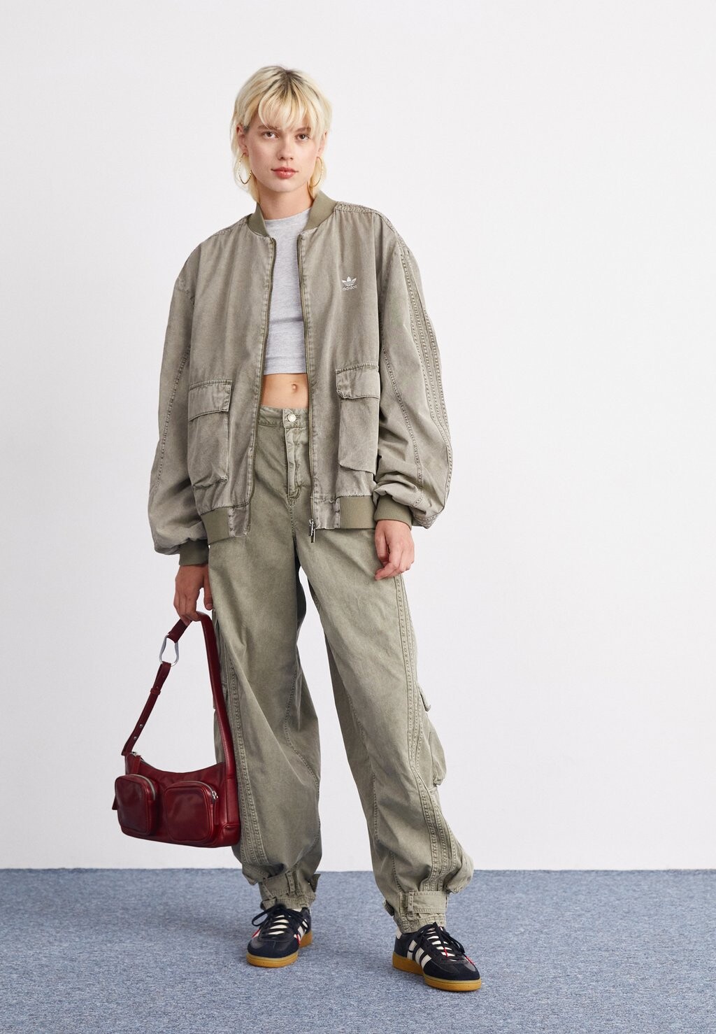 

Брюки карго adidas Originals, оливковый