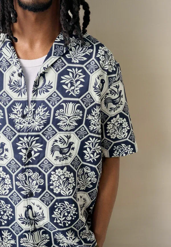 Рубашка Next, Regular fit jaquard print short sleeve shirt, темно-синяя птица — фото 4