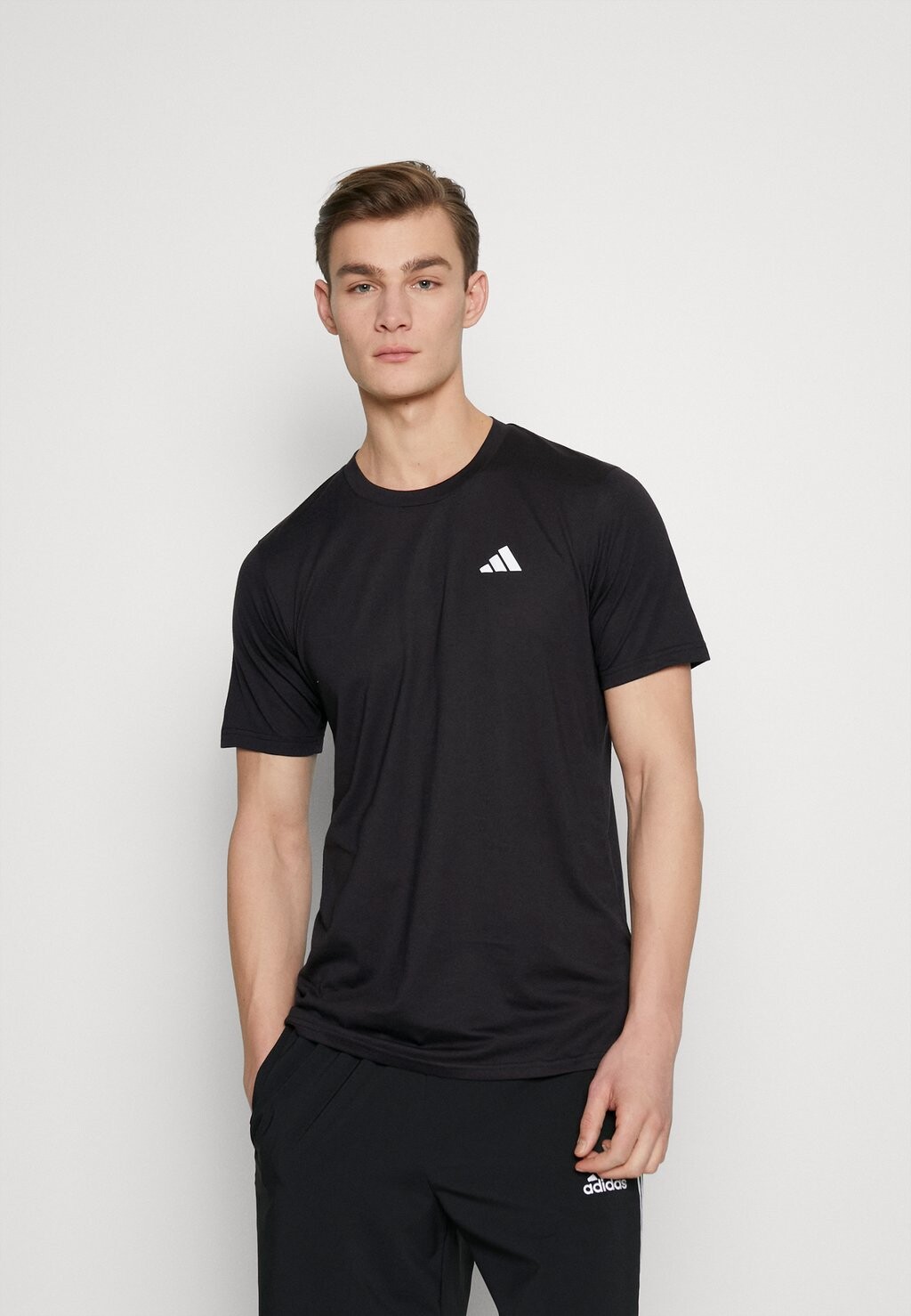

Футболка Adidas, цвет Black/White