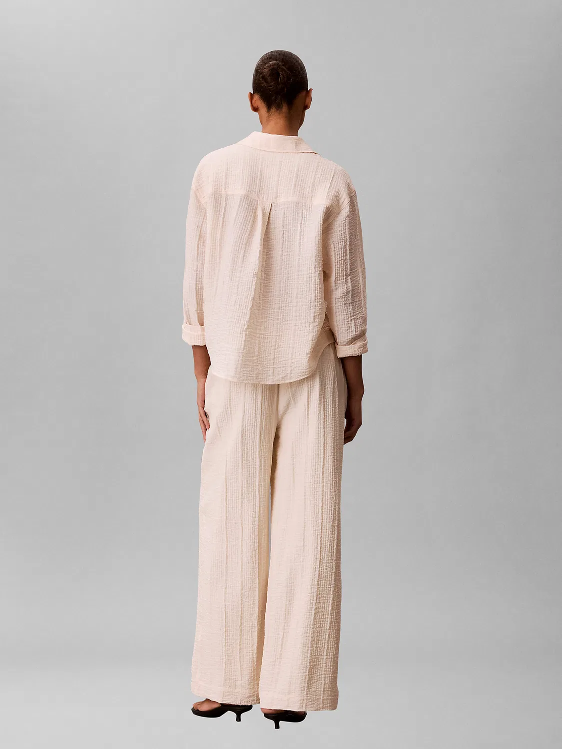 Брюки свободного кроя Calvin Klein Relaxed Sheer бежевого цвета — фото 4