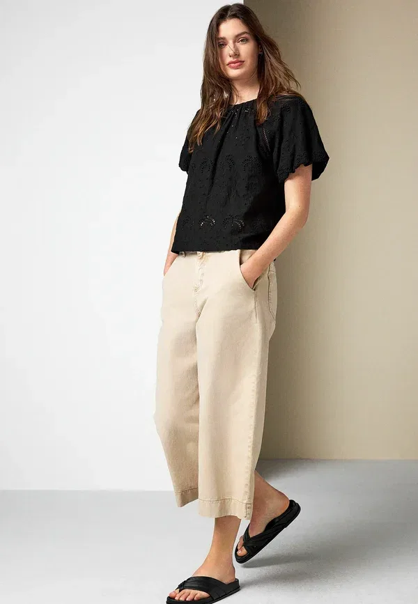 Блуза Next, Petite fit broderie short sleeve crew neck top, черный — фото 4
