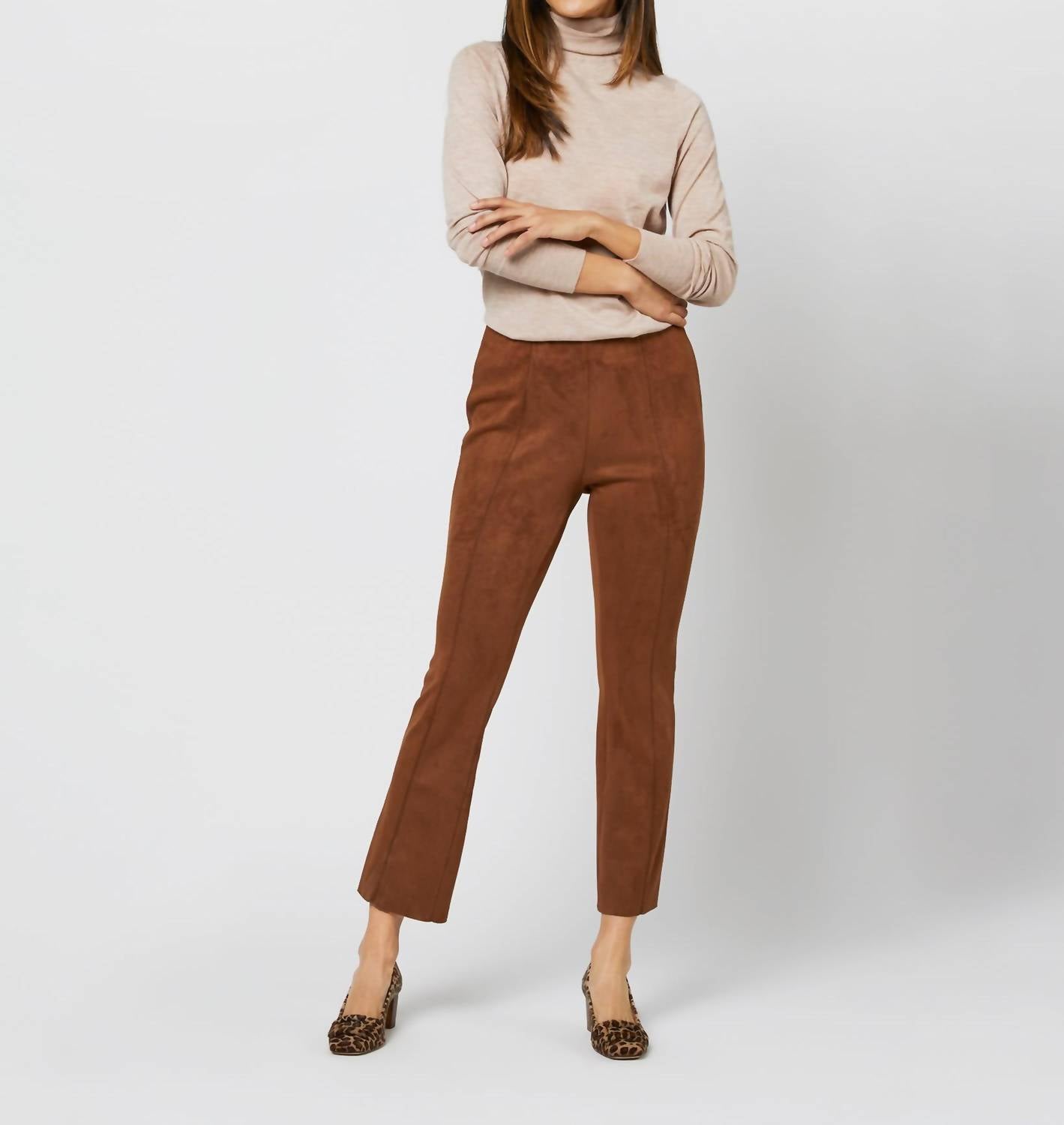 

Укороченные брюки-клеш Faye из коньячной веганской замши Ann Mashburn, цвет cognac vegan suede