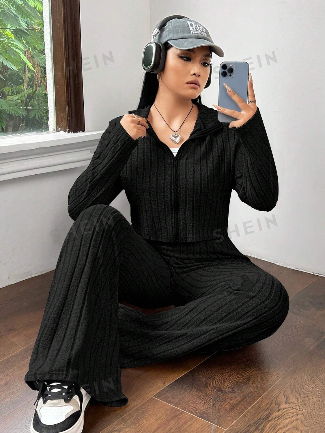 

EZwear Плюс размер Комплект из трикотажной куртки на молнии спереди и длинных брюк в рубчик Shein, черный