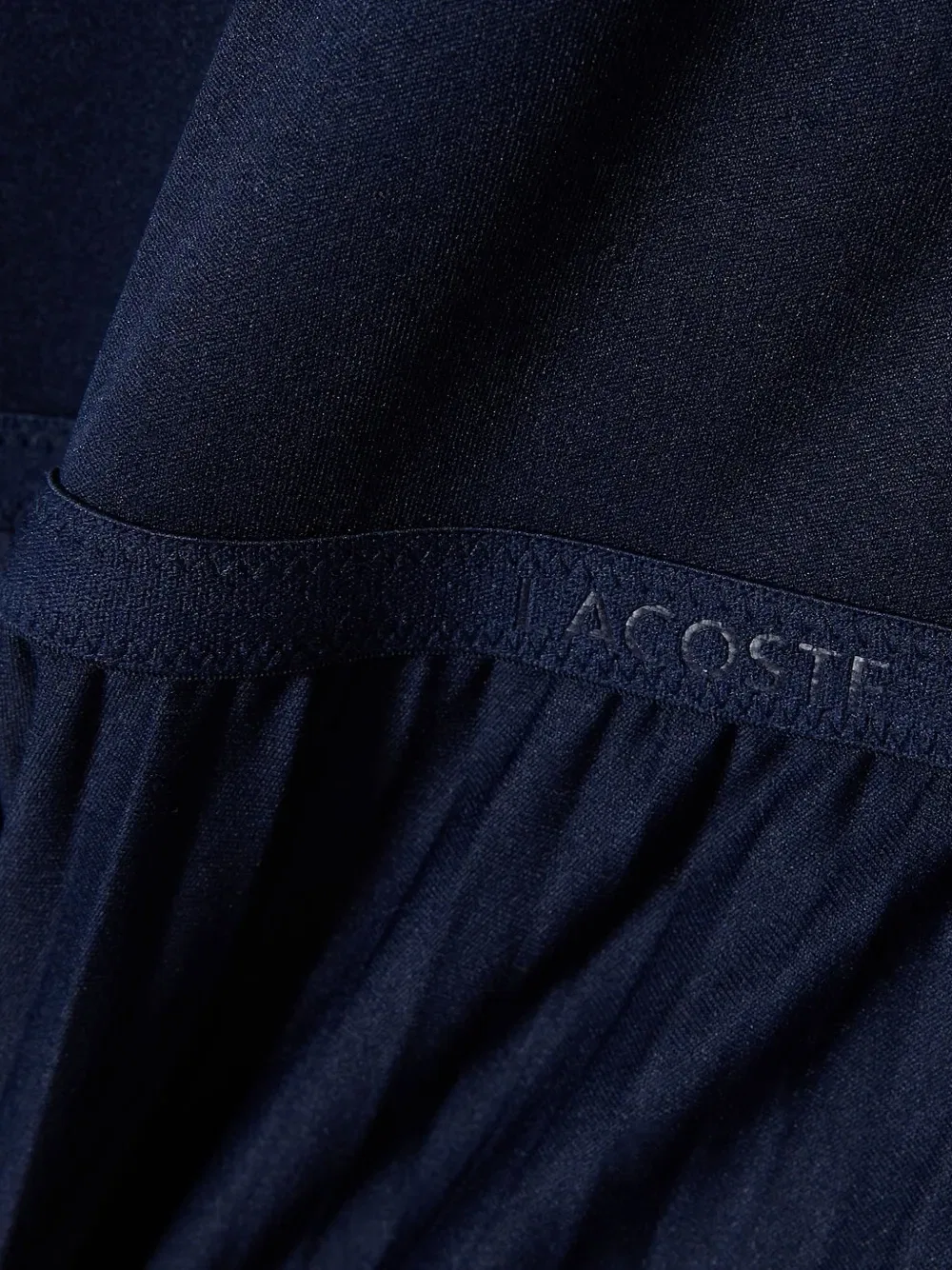 Платье Lacoste плиссированное миди с V-образным вырезом, синее — фото 2