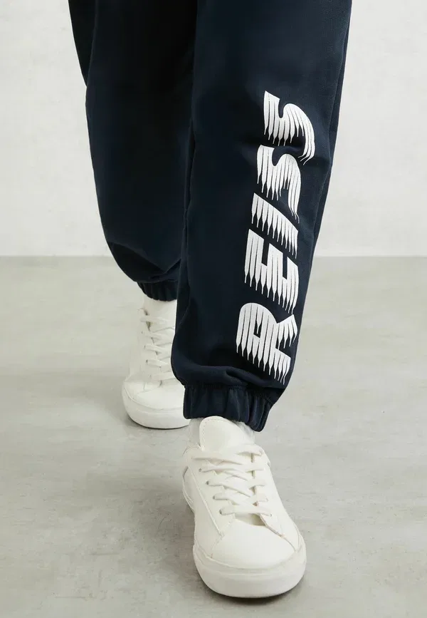 Спортивные штаны с манжетами Ruff logo print cuffed joggers tracksuit bottoms Reiss, темно-синий — фото 2